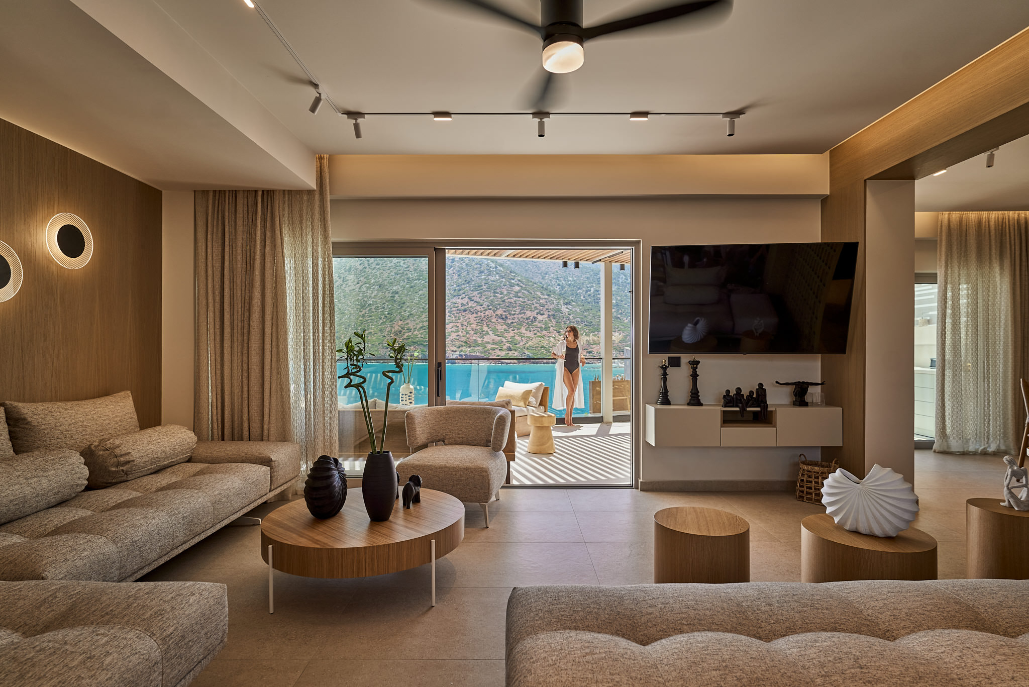 Uninterrupted sea views, slide open the large windows, and enjoy the salty breeze.